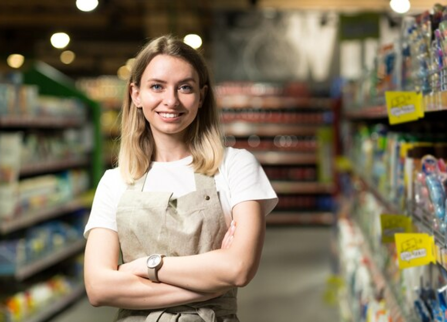 Imagem de uma mulher sorrindo com braços cruzados