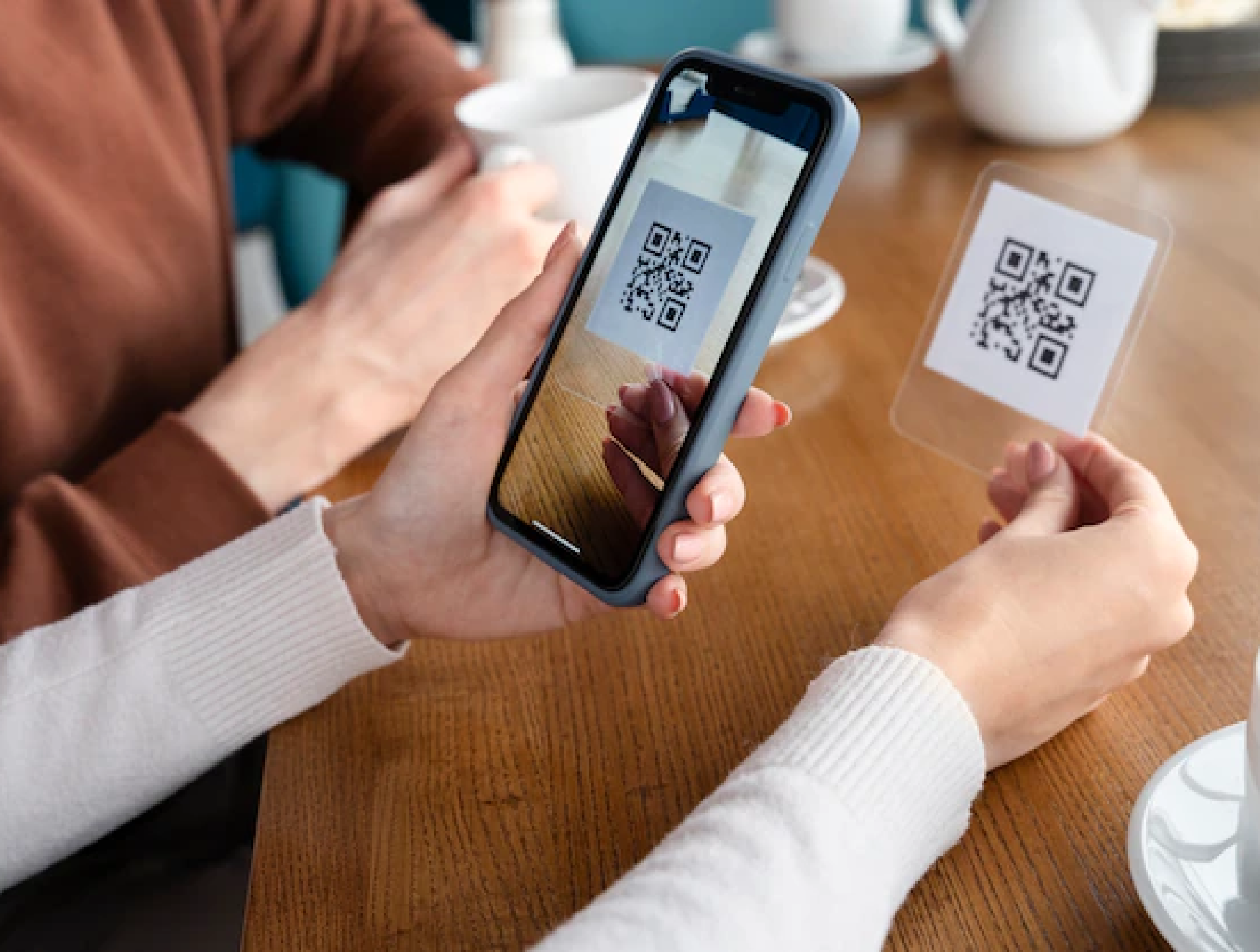 Imagem de um celular com QR Code
