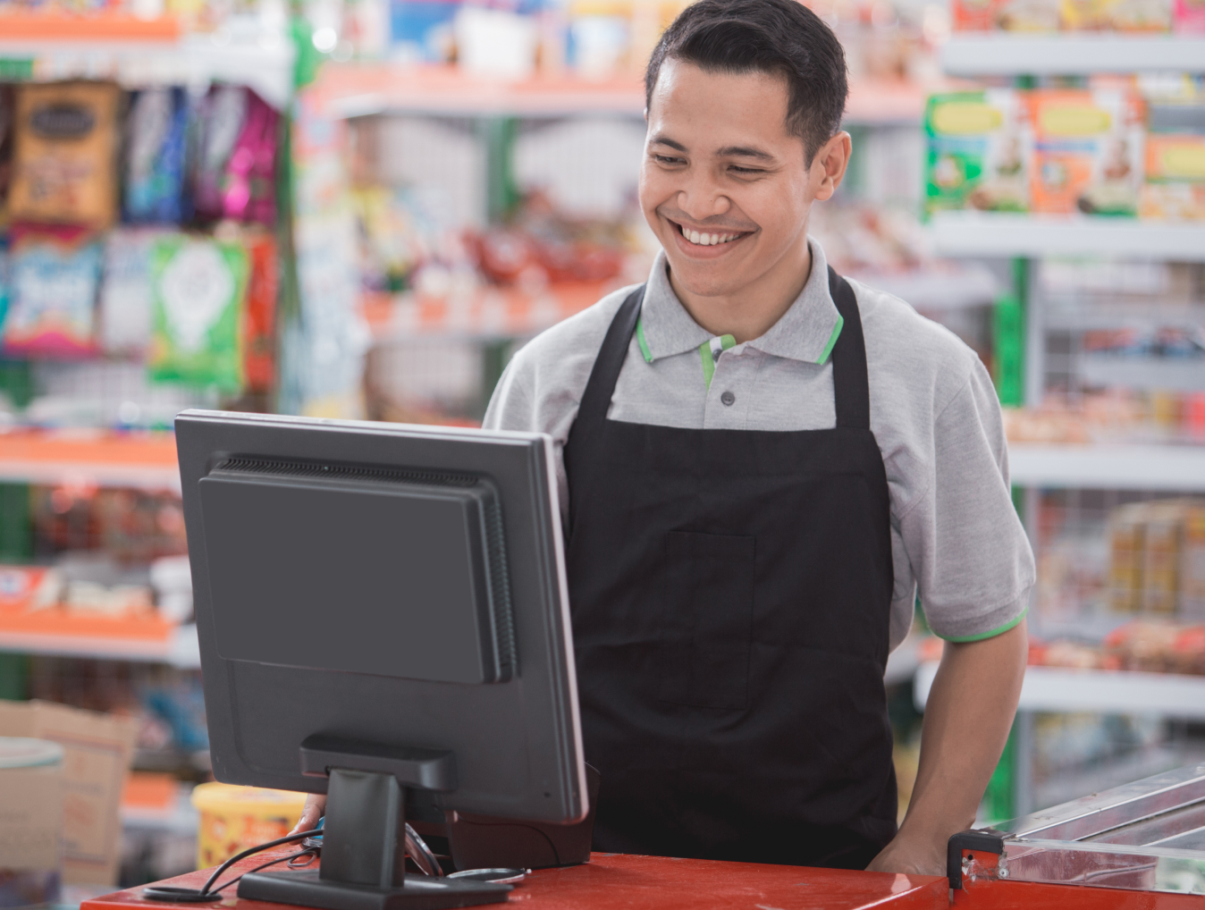Imagem de um atendente de supermecado sorrindo